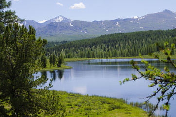 пейзаж озера среди гор
