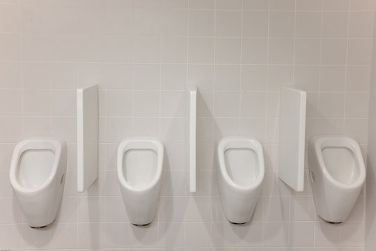 toilette homme pipi urinoir pisser urine Stock Photo | Adobe Stock