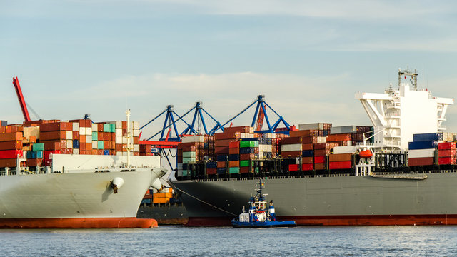 Lotsenboot an einem Containerschiff