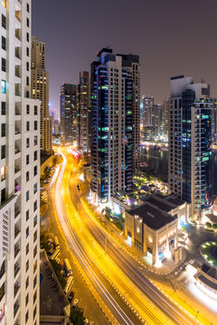 Grattacieni e costruzione alte di dubai con mare al tramonto 