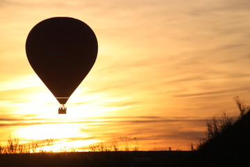Couché de soleil avec mongolfière