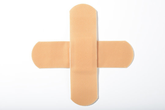 Tirita, cruz con dos tiritas