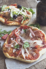 Prosciutto mini pizza