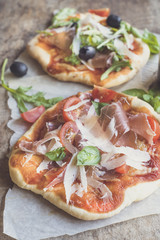 Prosciutto mini pizza