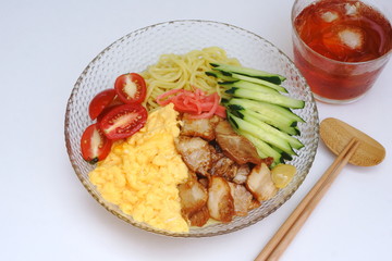 ふわふわ卵と照りてり焼き豚の冷やし中華