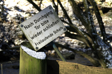 Hinweisschild an einem Holztor