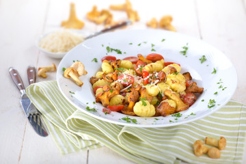 Gnocchi mit frischen gebratenen Pfifferlingen und Käse-Sahnesoße mit Speck