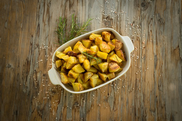 Vassoio di patate cotte al forno, roasted potatoes