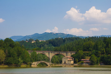 Fototapeta na wymiar Ponte sul lago di Pontecosi