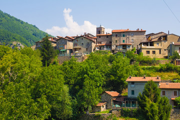 Fototapeta na wymiar Piccolo borgo di montagna in Garfagnana