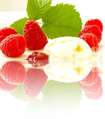 Frische Himbeeren mit Eis