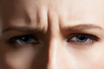 Fototapeta premium Gniewna twarz młoda kobieta z twarzowym zmarszczenia zbliżeniem
