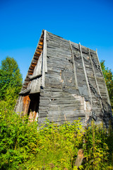 Fototapeta na wymiar старый деревянный дачный домик с треугольной крышеый