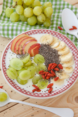 Smoothie Bowl mit frischem Obst