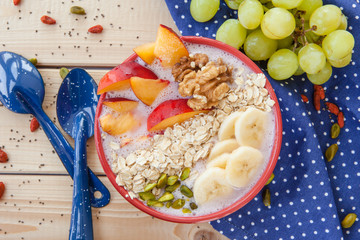 Smoothie Bowl mit frischem Obst