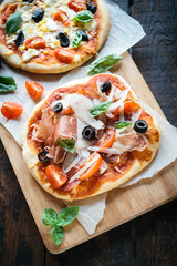 Prosciutto mini pizza