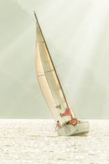 barca a vela  con raggi di sole