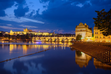 Blick auf die Prager Burg und Karlsbrücke im Sommer