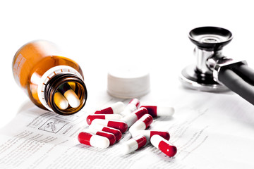 Tabletten und Stethoskop auf Beipackzettel