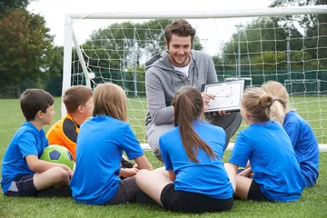 Gordijnen Coach Giving Team Talk To Elementary School Soccer Team © highwaystarz