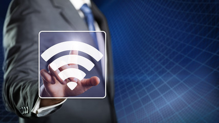 Geschäftsmann drückt WLAN Symbol