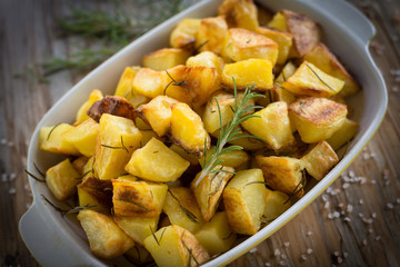 Vassoio di patate cotte al forno, roasted potatoes
