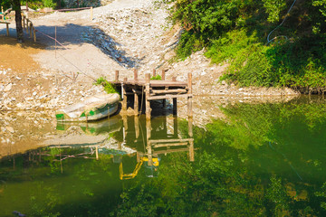 Piccolo pontile in legno sul lago di Isola Santa in Toscana