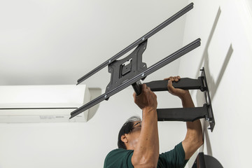Man installing mount TV