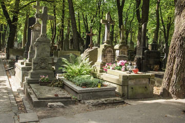 склепы на старинном еврейском кладбище