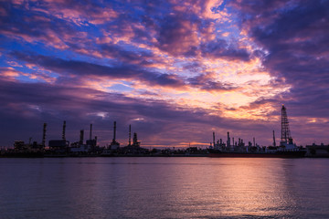 Obraz premium Oil refinery with sunset sky