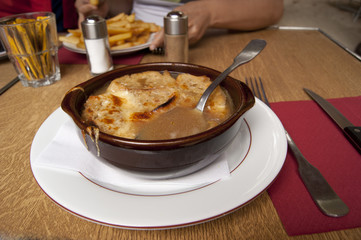 Sopa Francesa de Cebolla o Soupe d'oignons aux Halles