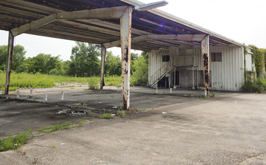 Stillgelegte Tankstelle