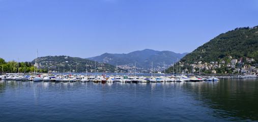 Fototapeta na wymiar como sul lago di como in lombardia in italia paese da visitare per turismo