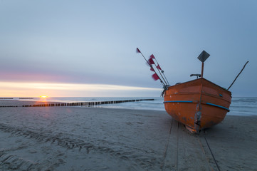 Kuter rybacki na morskiej plaży © Mike Mareen