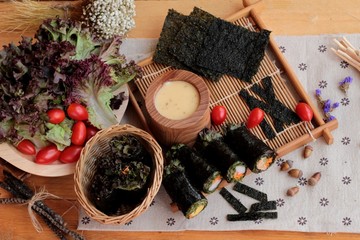 Fototapeta na wymiar Vegetable salad wrapped with seaweed into spring rolls.