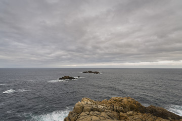 Rocas y mar.