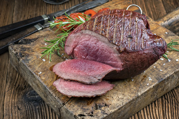 Hirschkeule gegrillt