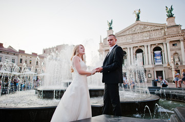 wedding couple background fountain