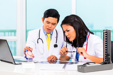 Fototapeta premium Asian doctor diagnosis radiograph in practise