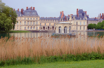 Obraz premium Park and royal residence in Fontainebleau, France .