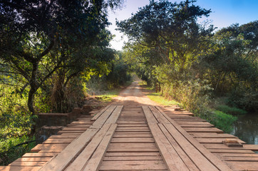estrada rural com ponte no interior de São Paulo