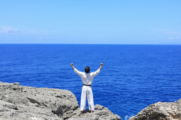 南国の美しい海辺で鍛える男性
