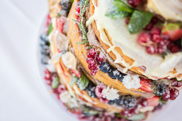 HOCHZEITS KUCHEN CLOSEUP MIT FRÜCHTEN