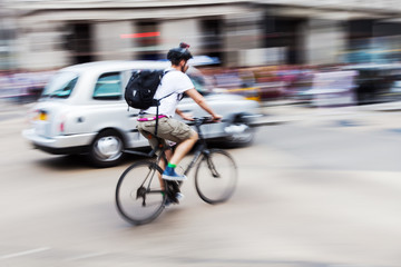 Radfahrer im Stadtverkehr in Bewegungsunschärfe