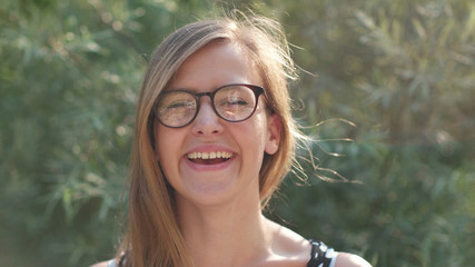 Brunette woman with sunglasses looking at the camera