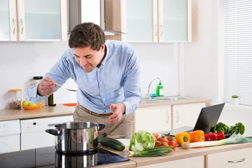 Photo sur Plexiglas Cuisinier Man Tasting Repas dans la cuisine