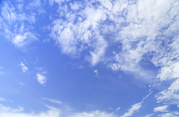 Naklejka premium blue sky background with tiny clouds