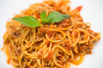 spaghetti tomato sauce with fresh basil