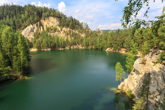 Adrspach w Czechach - jezioro w parku narodowym  Skały Adrszpasko-Cieplickie w czeskiej częsci Gór Stołowych przy granicy z polską