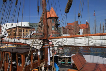 Stralsund, Hafenpartie an der Fischbrücke mit Lotsenhaus und Speichern